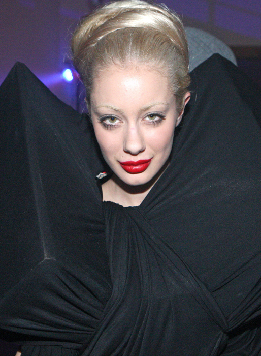 2010 tog Rebeccas unika stil riktig fart och här syns hon i någon slags klossliknande kreation. 2010 tog Rebeccas unika stil riktig fart och här syns hon i någon slags klossliknande kreation.