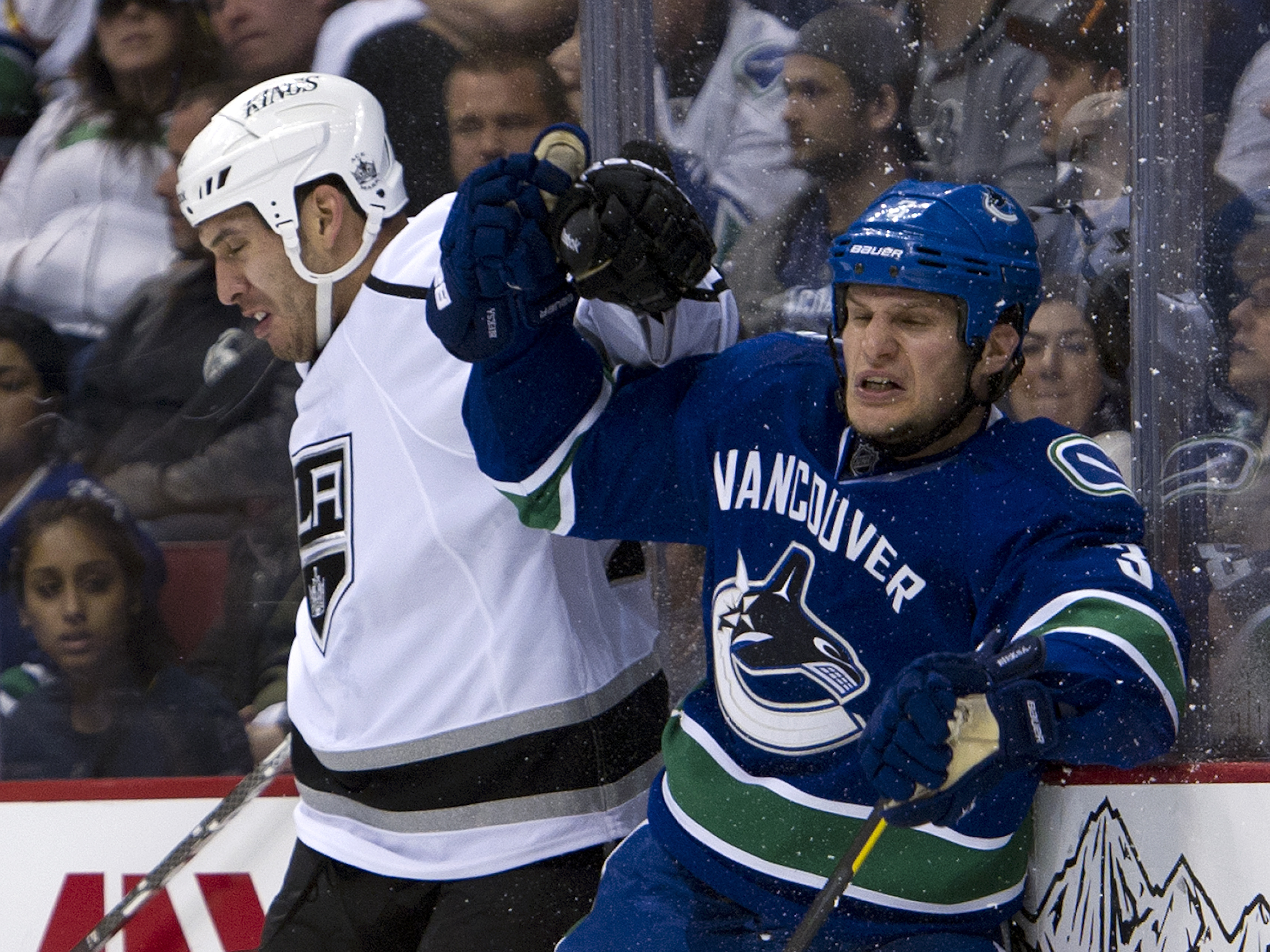 Det var tufft och grinigt på isen. Här Kings Dwight King och Canucks Kevin Bieksa i en tuff närkamp. Det var tufft och grinigt på isen. Här Kings Dwight King och Canucks Kevin Bieksa i en tuff närkamp.