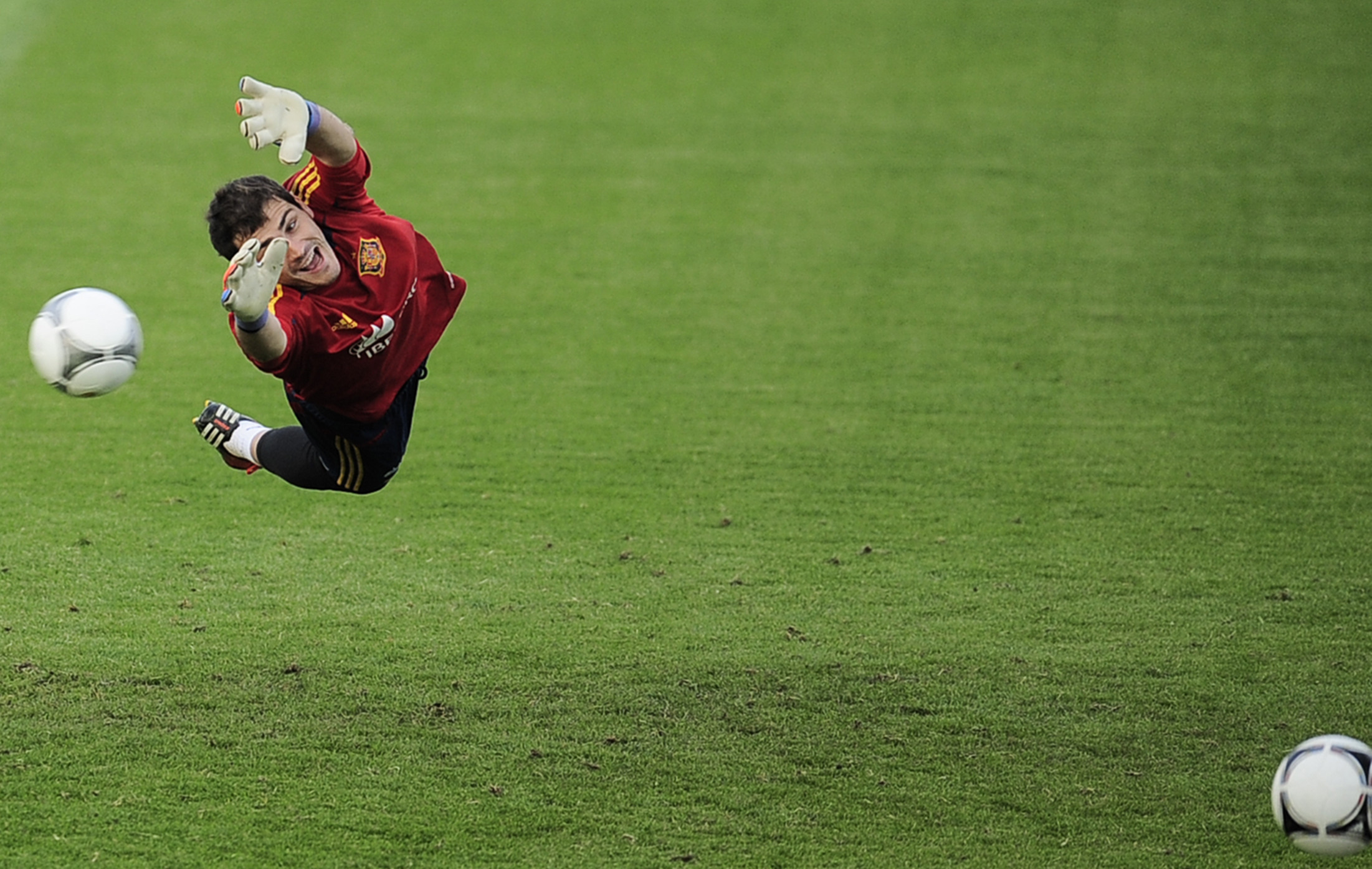 Spanien, där Iker Casillas håller tätt bakåt - samtidigt EM och VM-mästarna har exprimenterat och spelat utan naturliga anfallare. Spanien, där Iker Casillas håller tätt bakåt - samtidigt EM och VM-mästarna har exprimenterat och spelat utan naturliga anfallare.