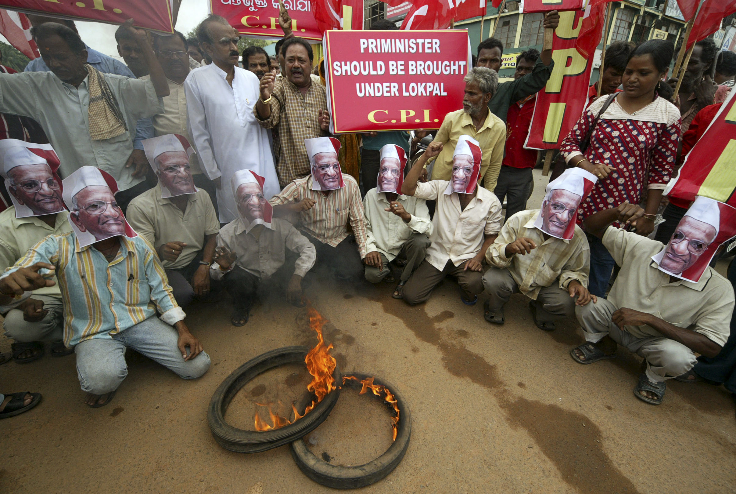 Det indiska folket bär masker med Anna Hazares ansikte.