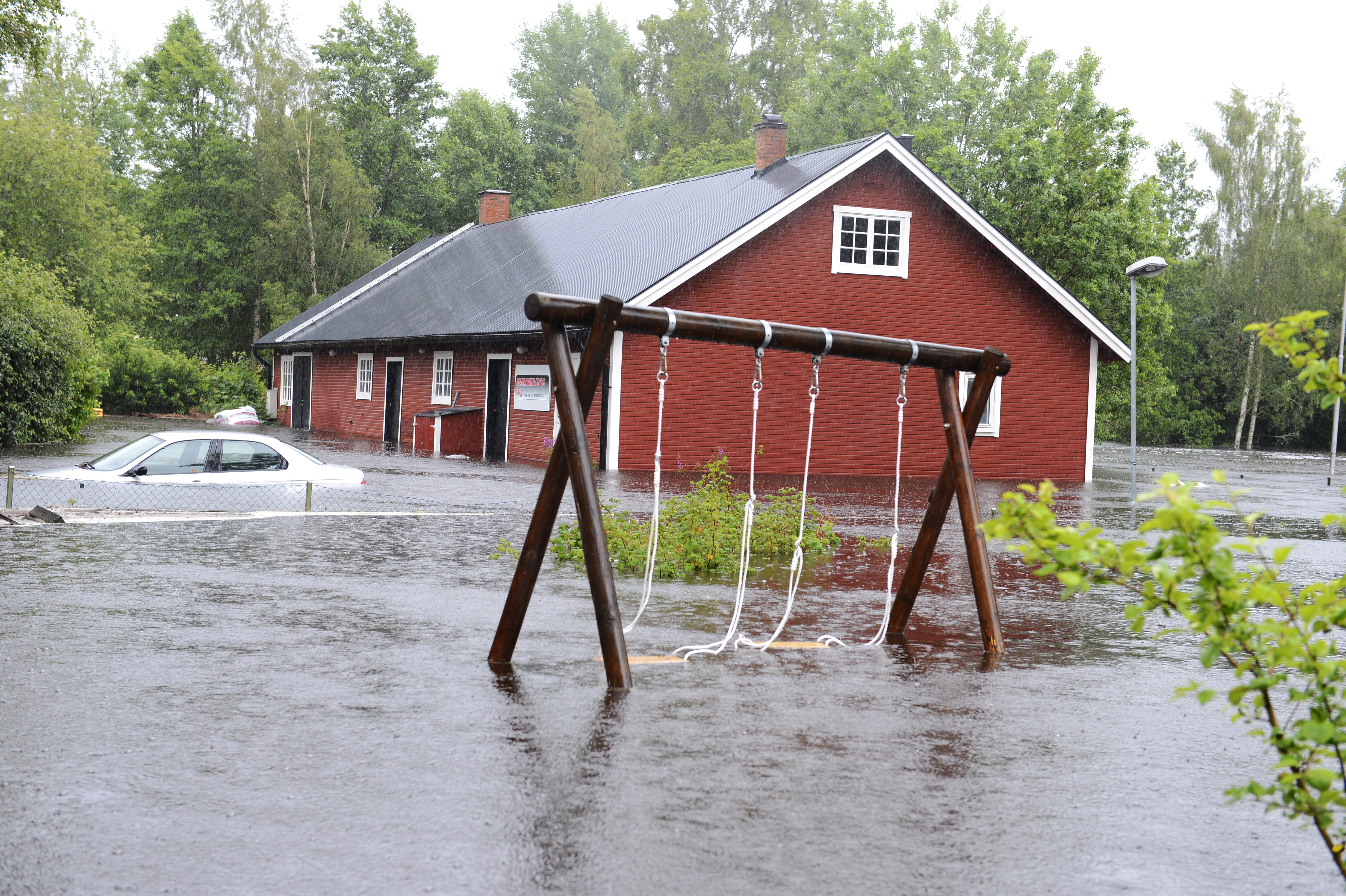Räddningstjänst jobbar för fullt för att vattnet inte ska nå fler byggnader.