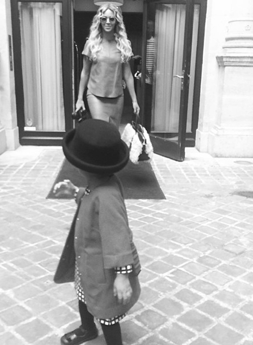 Beyoncé och dottern Blue Ivy är finklädda. Beyoncé och dottern Blue Ivy är finklädda.