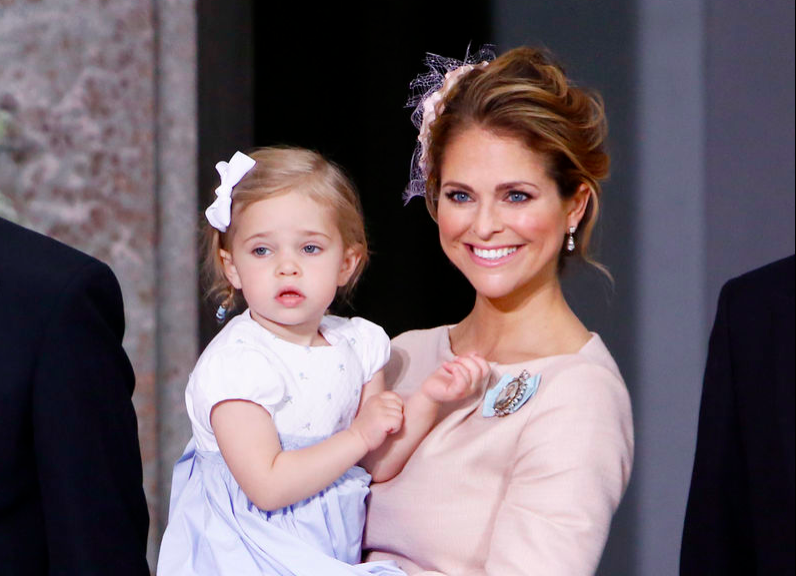 En sockersöt prinsessan Leonore som sitter tryggt i mammas famn. En sockersöt prinsessan Leonore som sitter tryggt i mammas famn.
