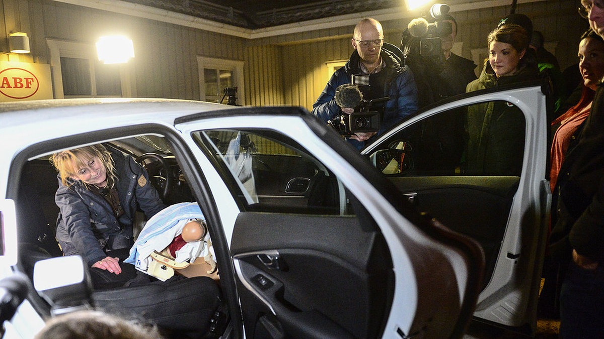 Det hålls i kurser för att lära blivande föräldrar att föda barn i bilen. De boende i Sollefteå har nu tio mil till närmaste BB.