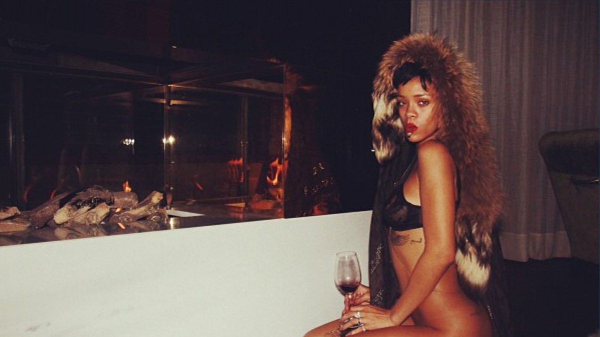 Rihanna dricker rödvin, naken.