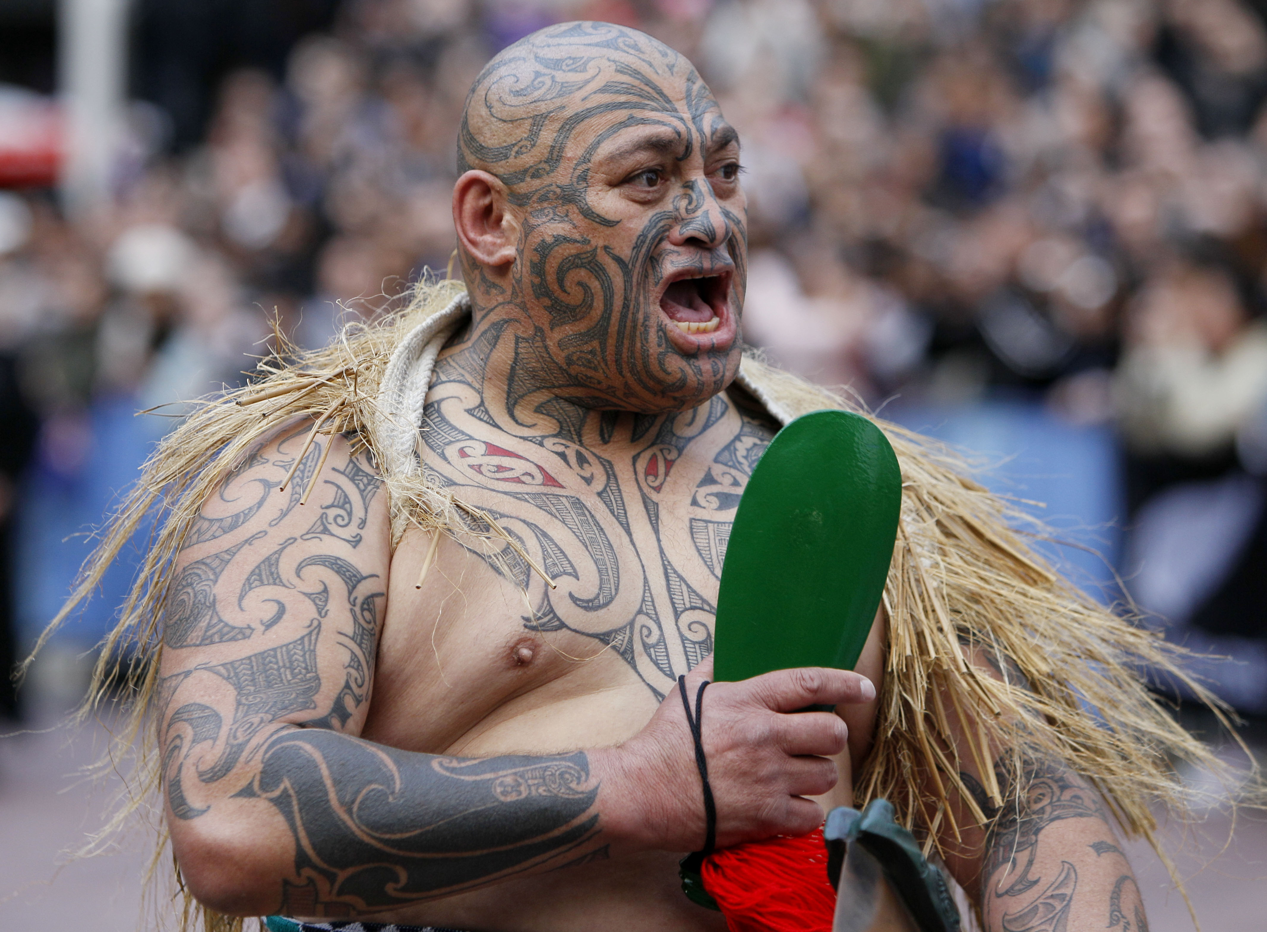 En maorisk krigare eggar på publiken.