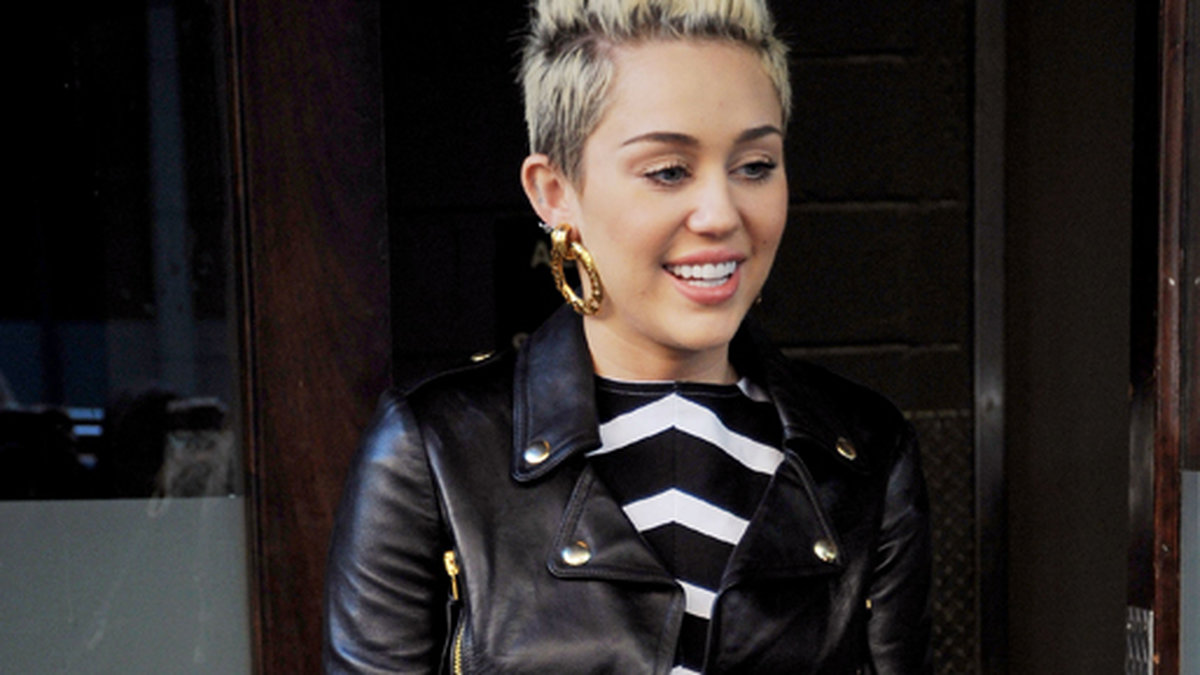 Miley Cyrus såg mest ut som en daggmask i den här randiga utstyrseln. 