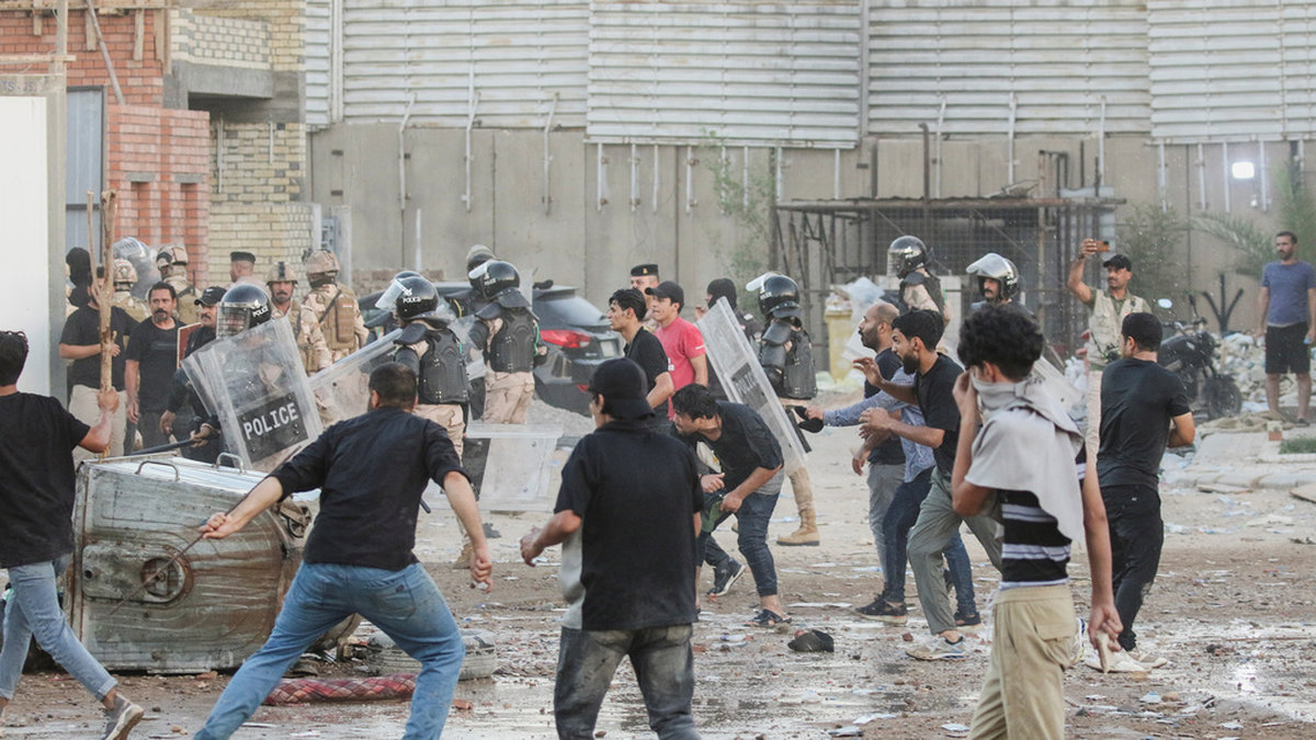 Irakiska säkerhetsstyrkor och demonstranter drabbade i veckan samman vid Sveriges ambassad i Bagdad, Irak – som senare till stora delar förstördes i en brand.
