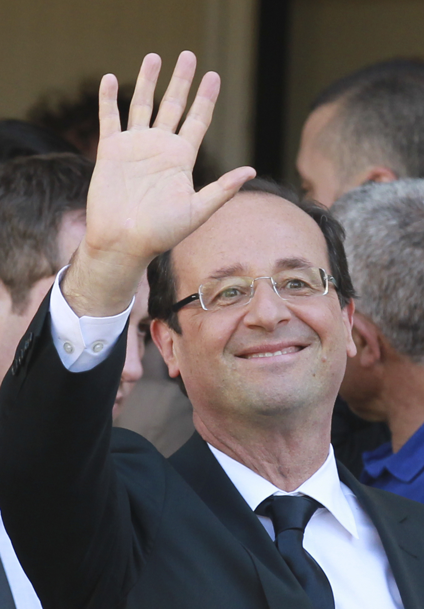 Francois Hollande och hans ministrar i den nya socialistregeringen har beslutat att sänka sina löner.