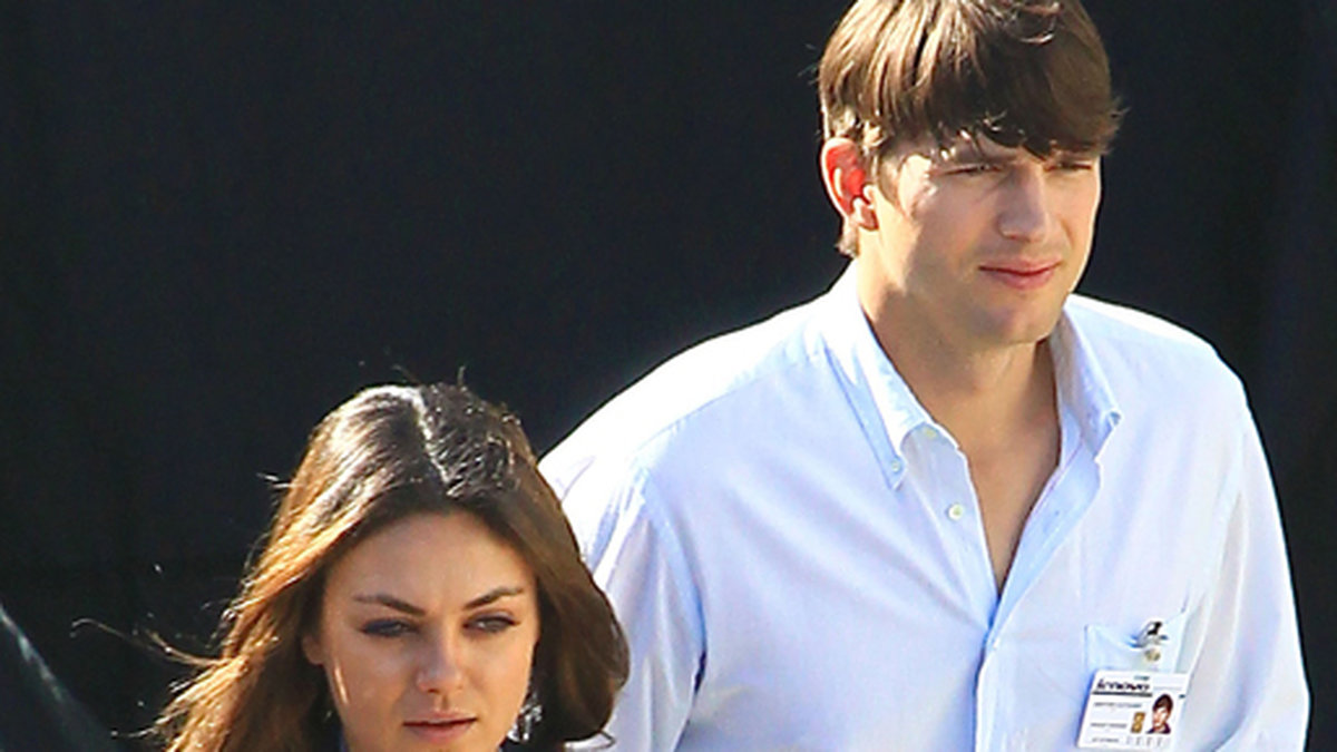 Mila Kunis och Ashton Kutcher passar på att ses när Ashton har en paus under en inspelning. 