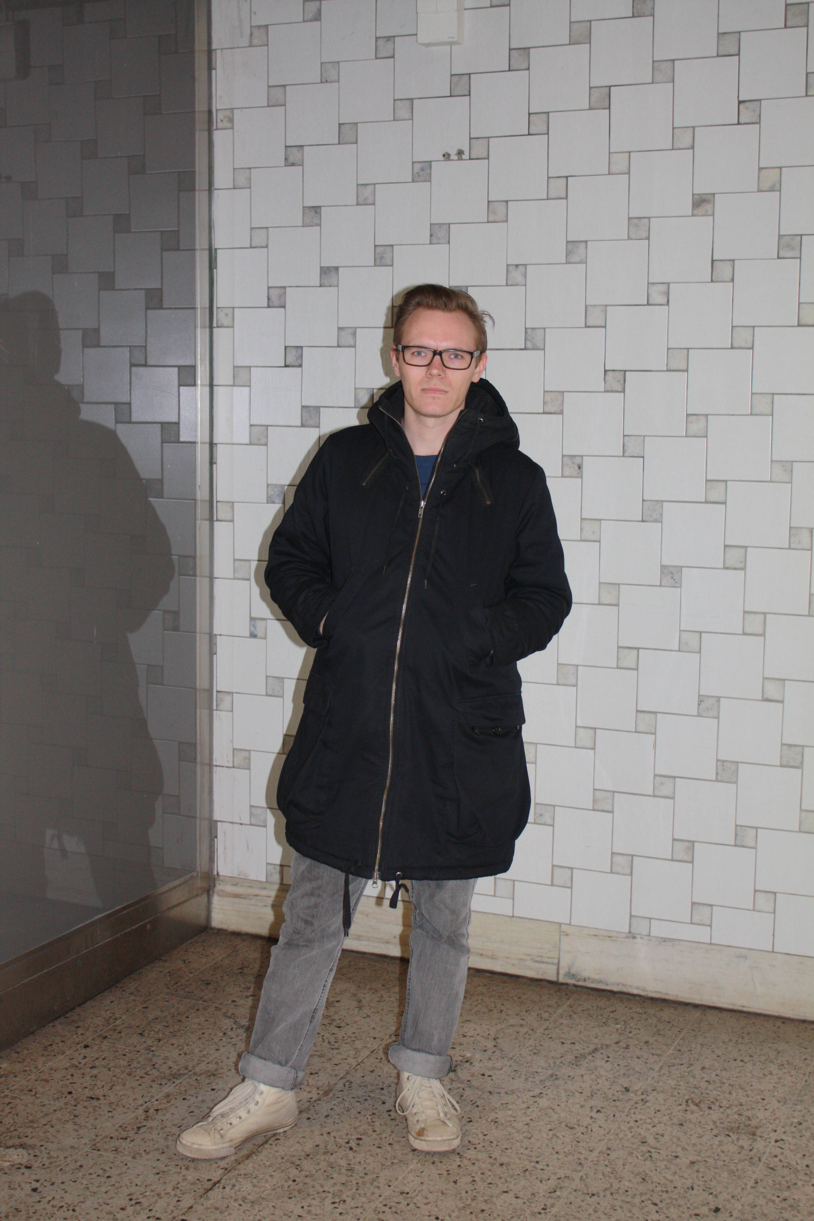 Jesper Nilsson står mot den vägg som poliserna tryckte upp honom mot i vänthallen vid Hornstulls tunnebanestation.