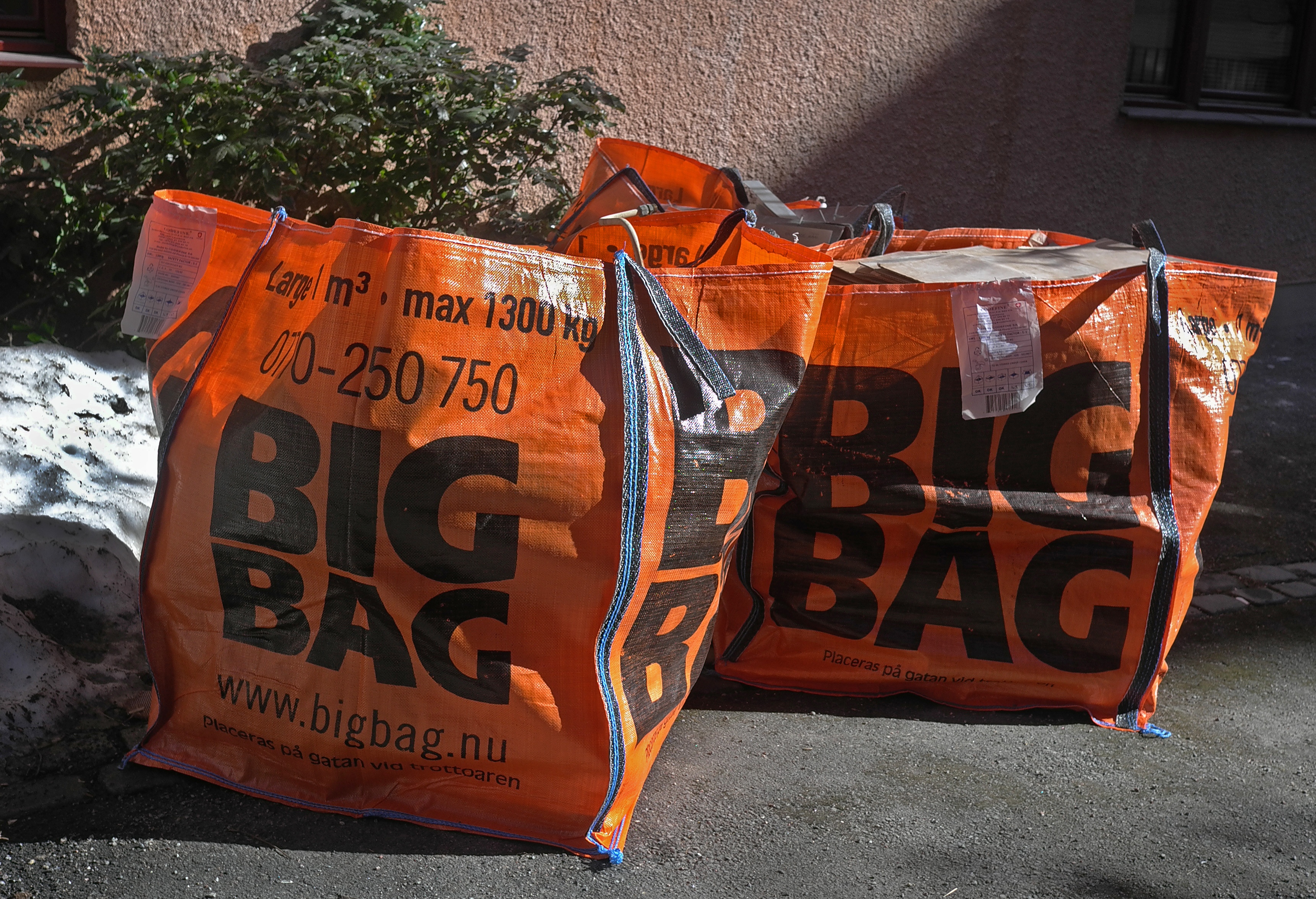 På flaket fanns två Big Bags som fyllts med 3 000 lättölsburkar.