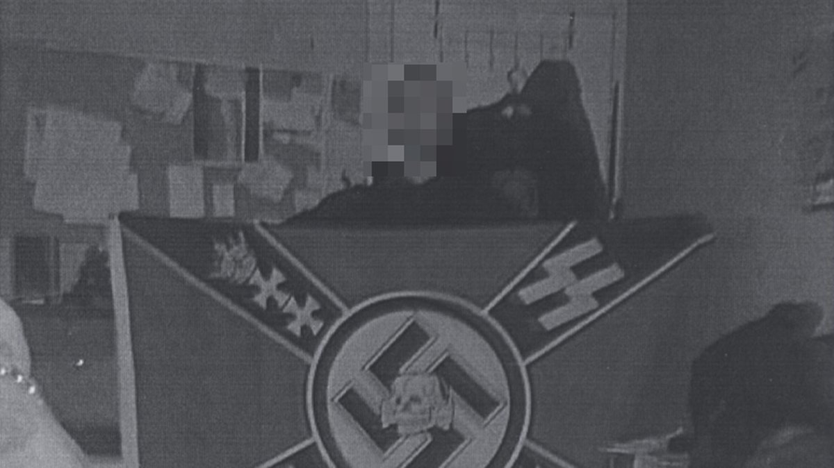 Mannen ska vara medlem i en nazistisk organisation.