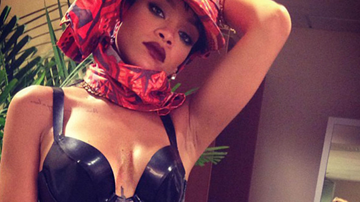 Rihanna dinglar i slutet av listan med sin hit Diamonds.