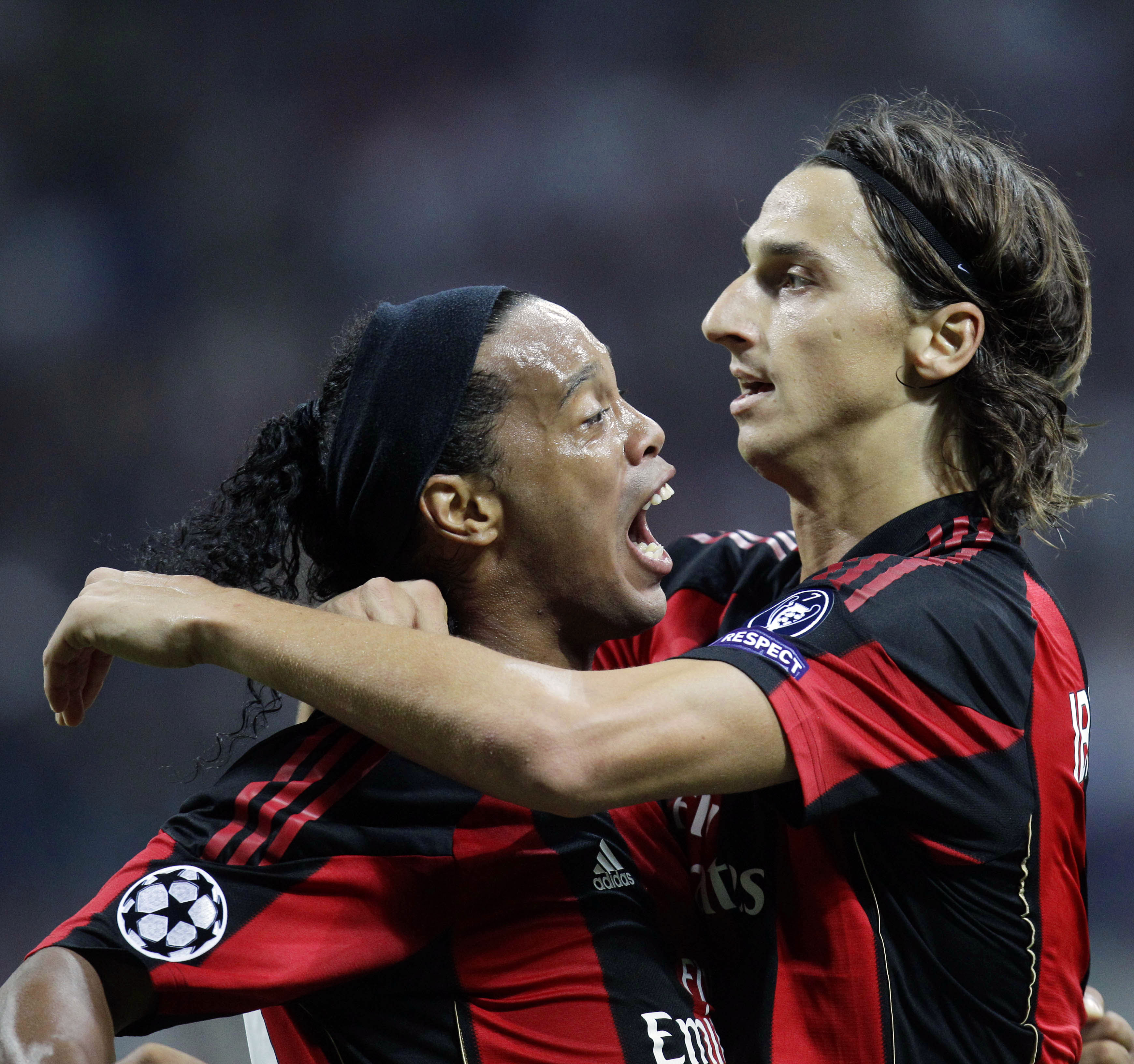 Ronaldinho firar ett mål tillsammans med förre lagkamraten Zlatan Ibrahimovic.