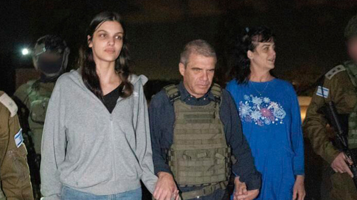 På bilden, som tillhandahållits av Israels regering, syns 17-åriga Natalie Raanan och hennes mamma Judith Raanan när de eskorteras av en israelisk soldat vid sin återkomst till Israel på fredagskvällen.