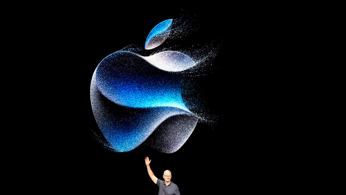Apples vd Tim Cook och Apple-logotypen. Arkivbild.