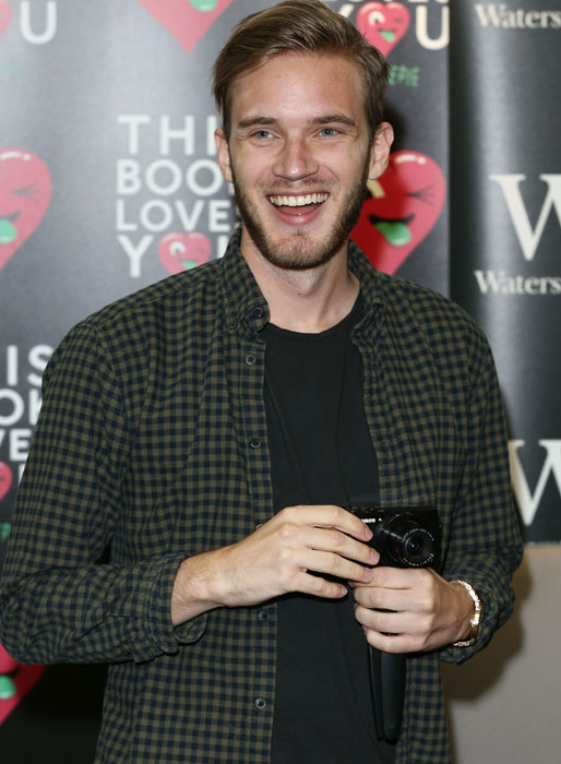 PewDiePie signerar sin nya bok "This book loves you" i London. PewDiePie signerar sin nya bok "This book loves you" i London.