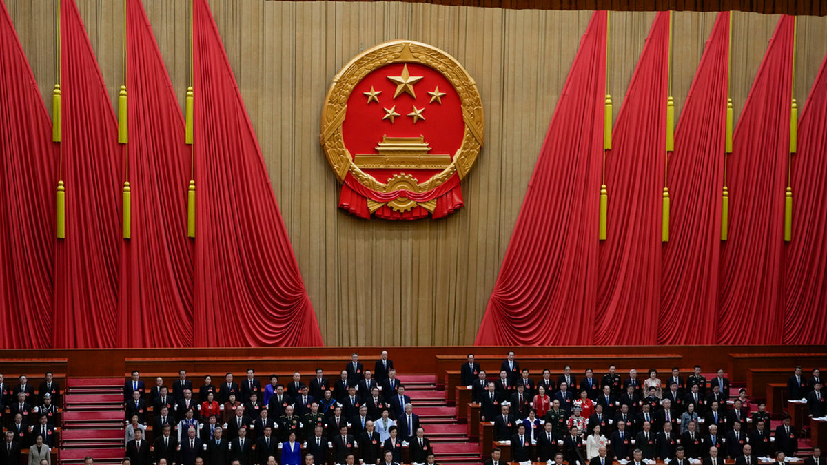 Delegater sjunger nationalsången i samband med öppnandet av den årliga nationella folkkongressen i Kina.