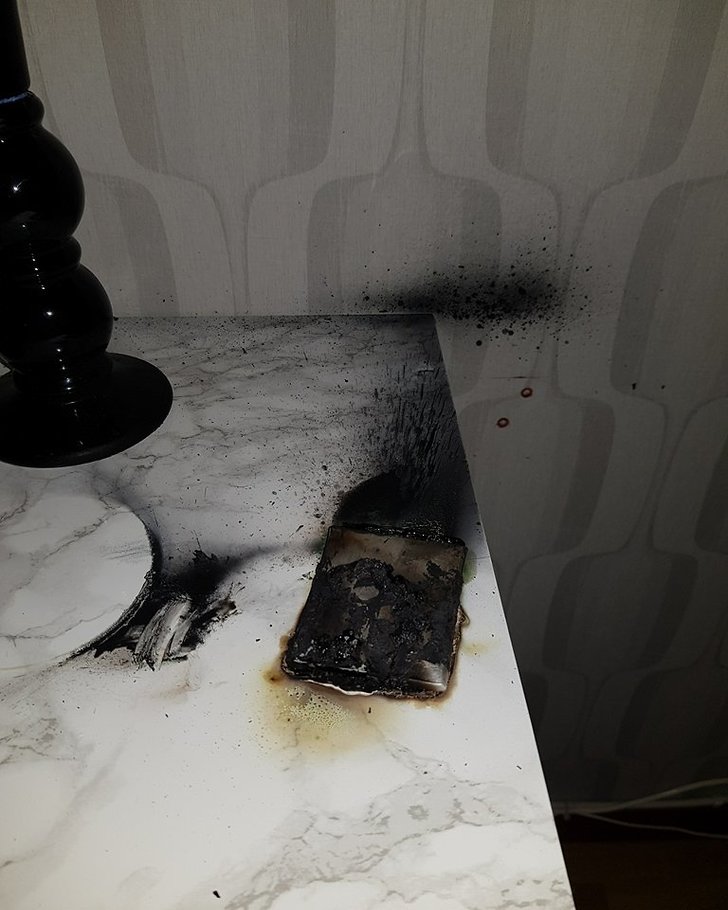 Mobiltelefonen låg på laddning när den exploderade Mobiltelefonen låg på laddning när den exploderade