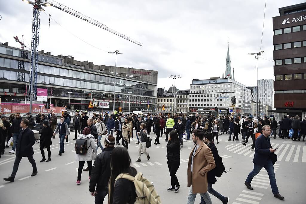 Stockholm, T-centralen. Promenerande människor.