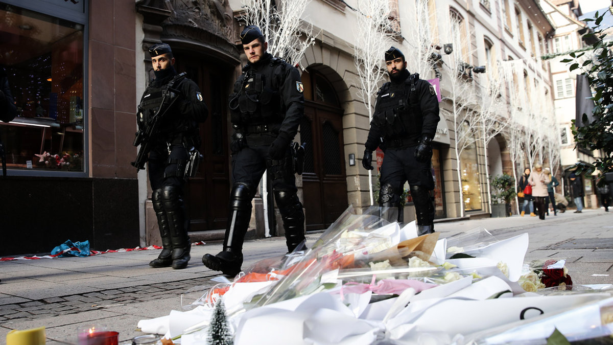Fransk polis patrullerade gatorna i Strasbourg dagarna efter attacken. Arkivbild.