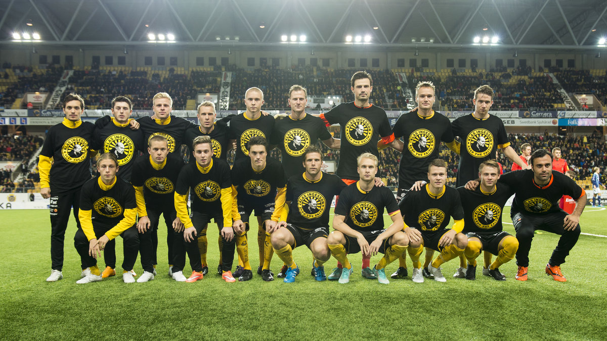 Elfsborg med tröjor för att hedra Ingesson som meddelade att han lämnade sitt arbete för Elfsborg för mindre än två veckor sedan. 