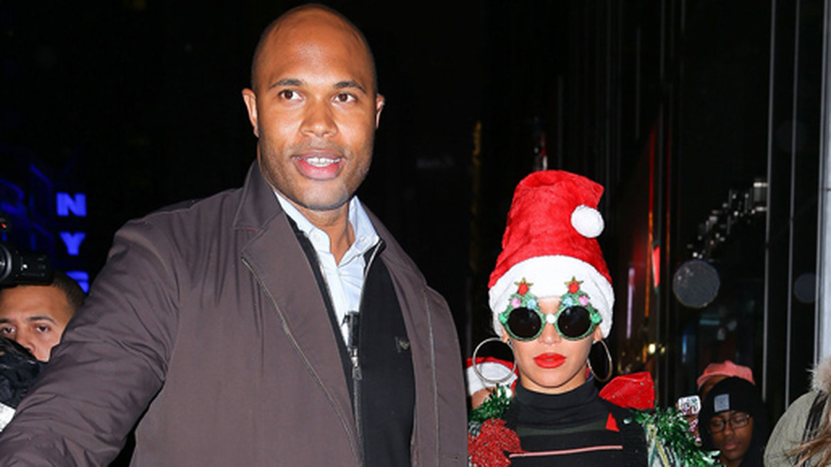 Julius de Boer skyddar Beyoncé och Jay-Z på väg hem från en julfest i New York. 