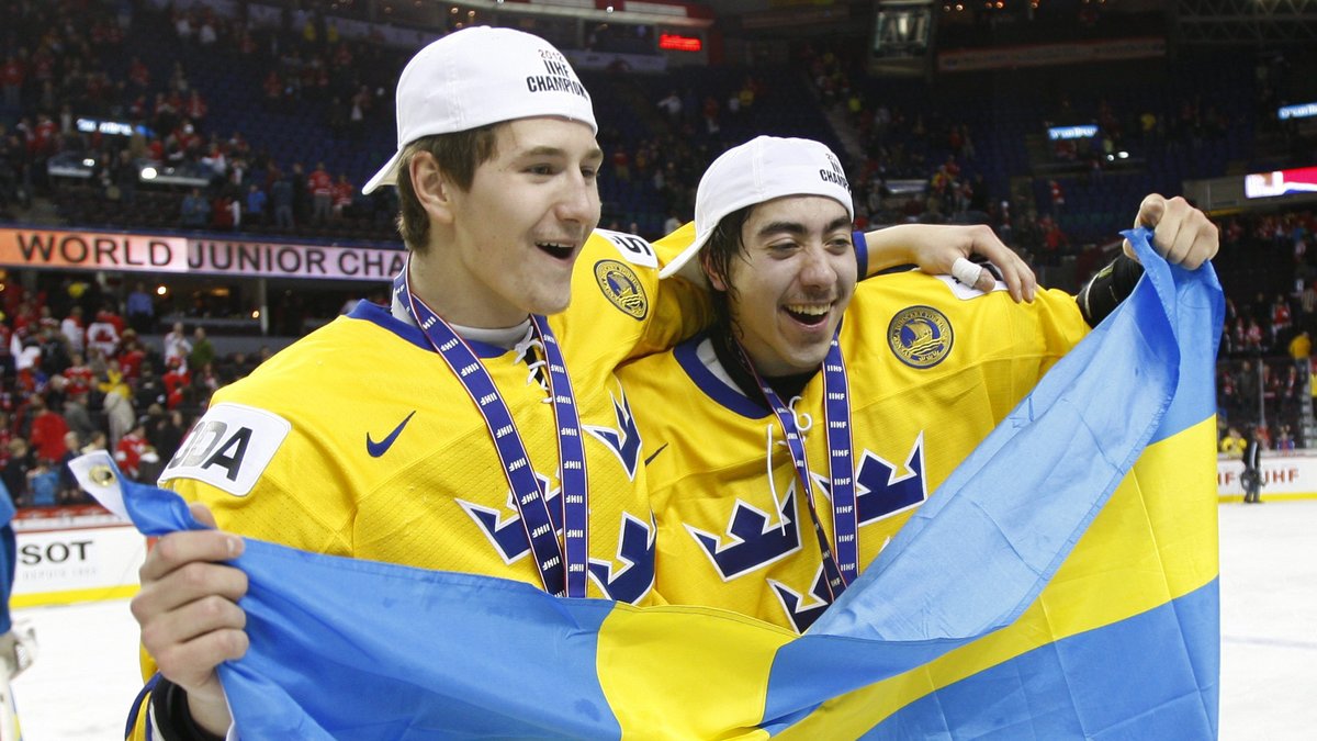 Forsberg vann guld med småkronorna i junior-VM förra säsongen. Här firar han med matchhjälten Mika Zibanejad.