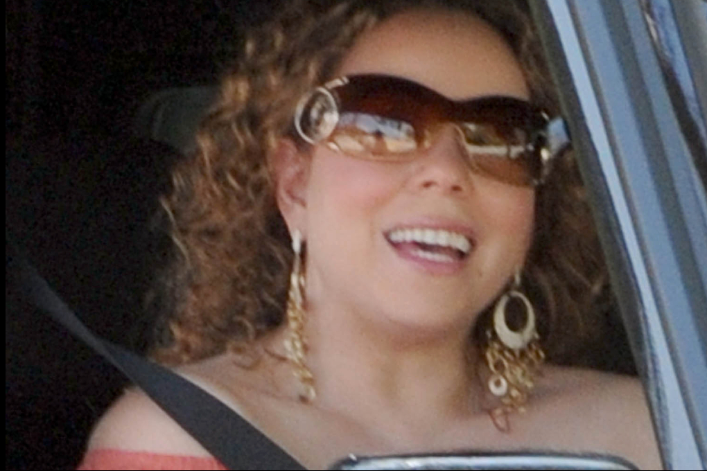 Mariah Carey hälsar att hon inte är gravid.