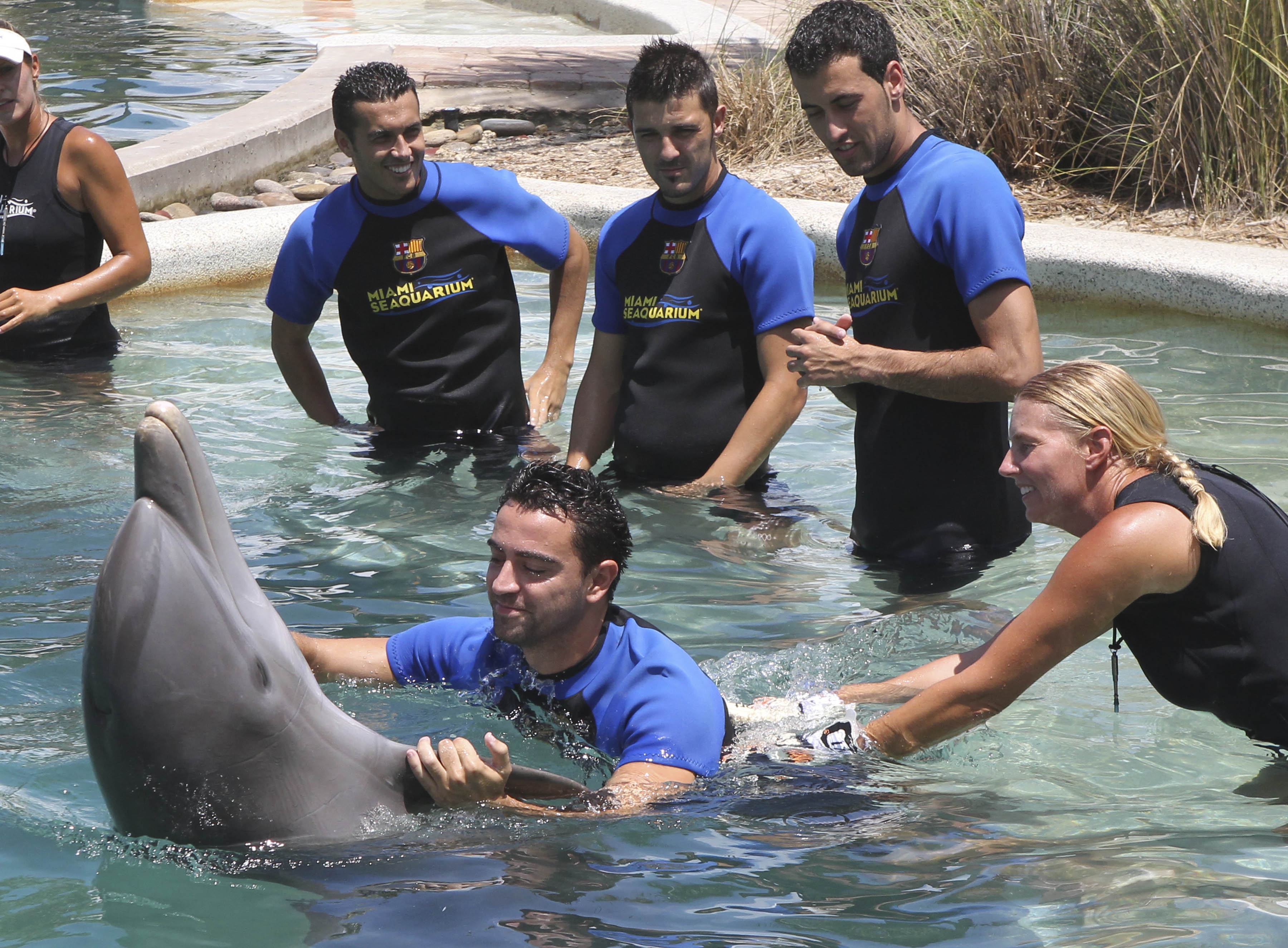 Ronaldo kör gokart, Xavi leker med en delfin. Ronaldo kör gokart, Xavi leker med en delfin.