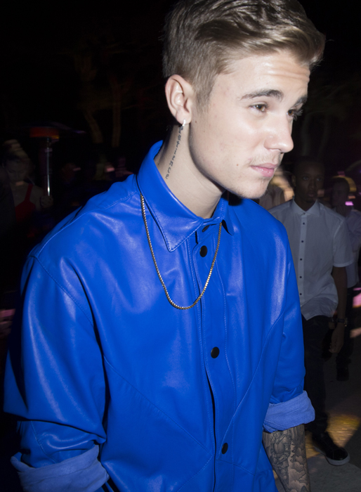 Justin Bieber lyxar till det med en blå läderskjorta i Cannes. Justin Bieber lyxar till det med en blå läderskjorta i Cannes.