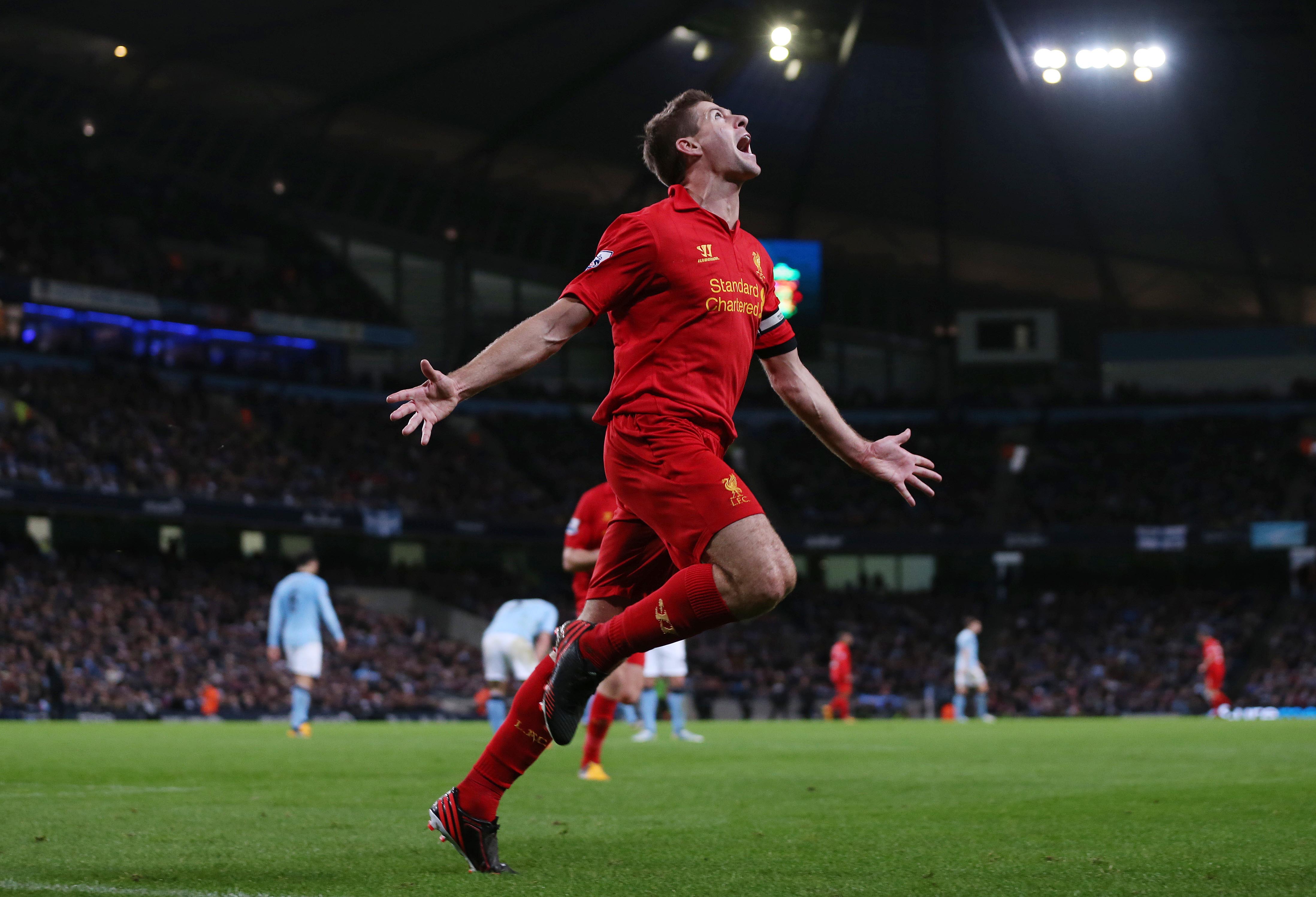 Steven Gerrard gör 2–1 mot Manchester City. Steven Gerrard gör 2–1 mot Manchester City.