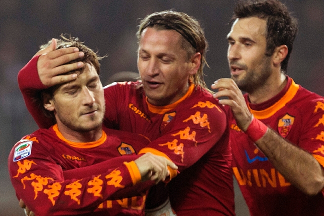 Totti (t.v) fixade en poäng till Roma.
