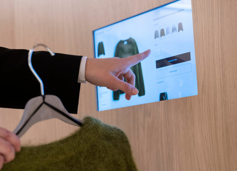 Provhytten har en stor skärm där de provade plaggen visas. Här kan kunden få information om vilka storlekar som finns men också tips om matchande plagg.