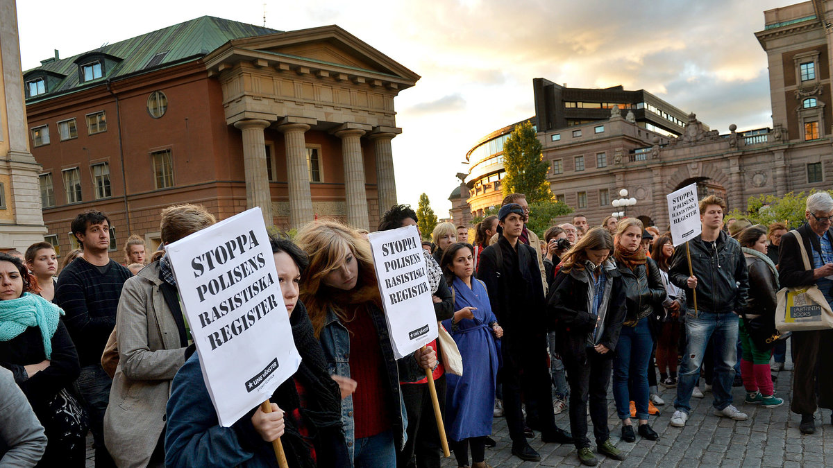 Protester på Mynttorget i Stockholm mot att polisen registrerat flera tusen romer .
