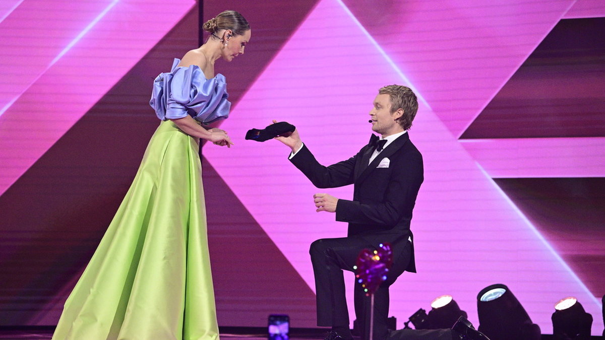 Programledaren Carina Berg och komikern Björn Gustafsson under lördagens deltävling 1 av Melodifestivalen.