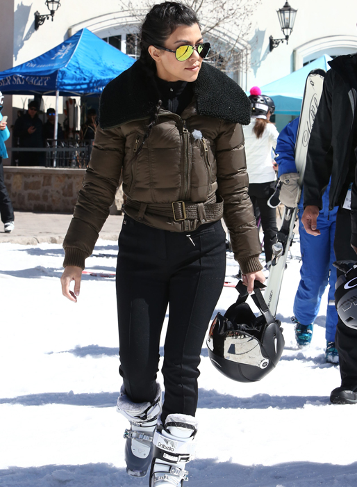 Kourtney Kardashian i skidbacken. Kourtney Kardashian i skidbacken.
