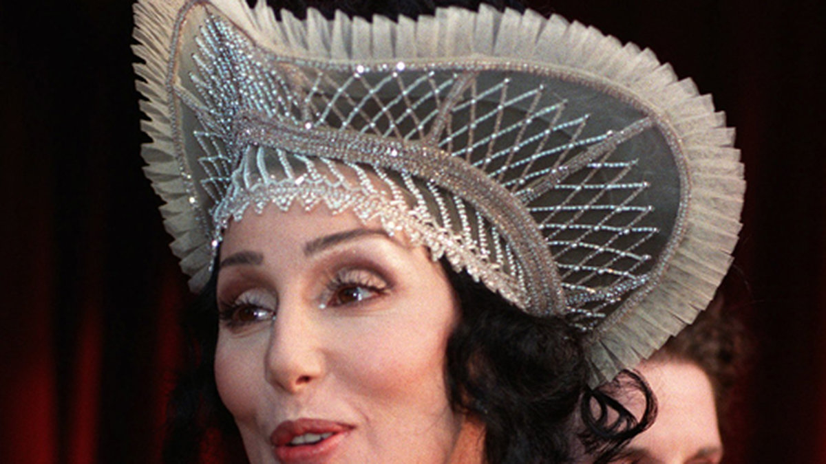 Sångerskan Cher kom med tårtpapper på huvudet år 1998. 
