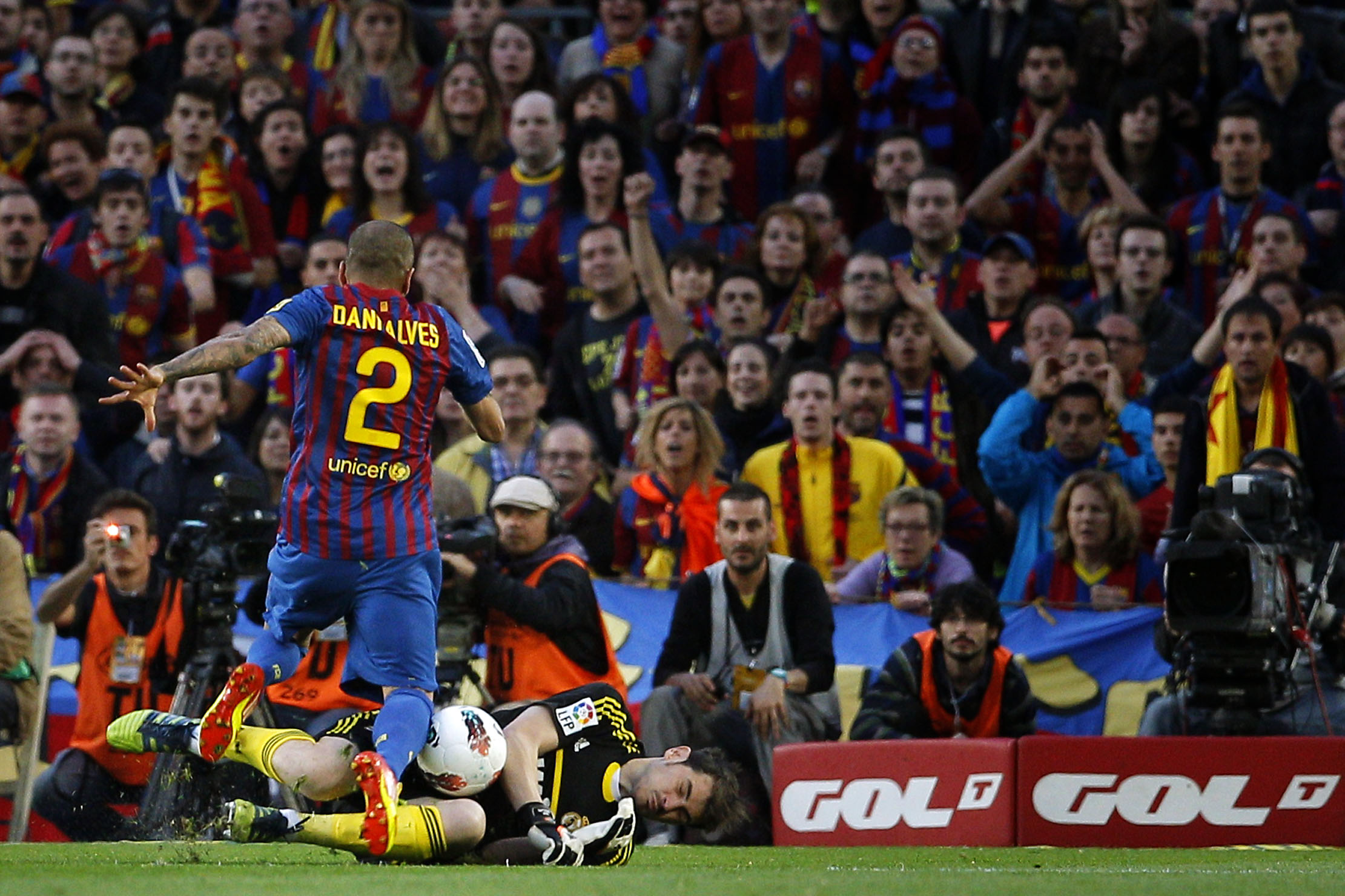 Dani Alves var nära att kvittera i den första halvleken. Iker Casillas stoppade. Dani Alves var nära att kvittera i den första halvleken. Iker Casillas stoppade.