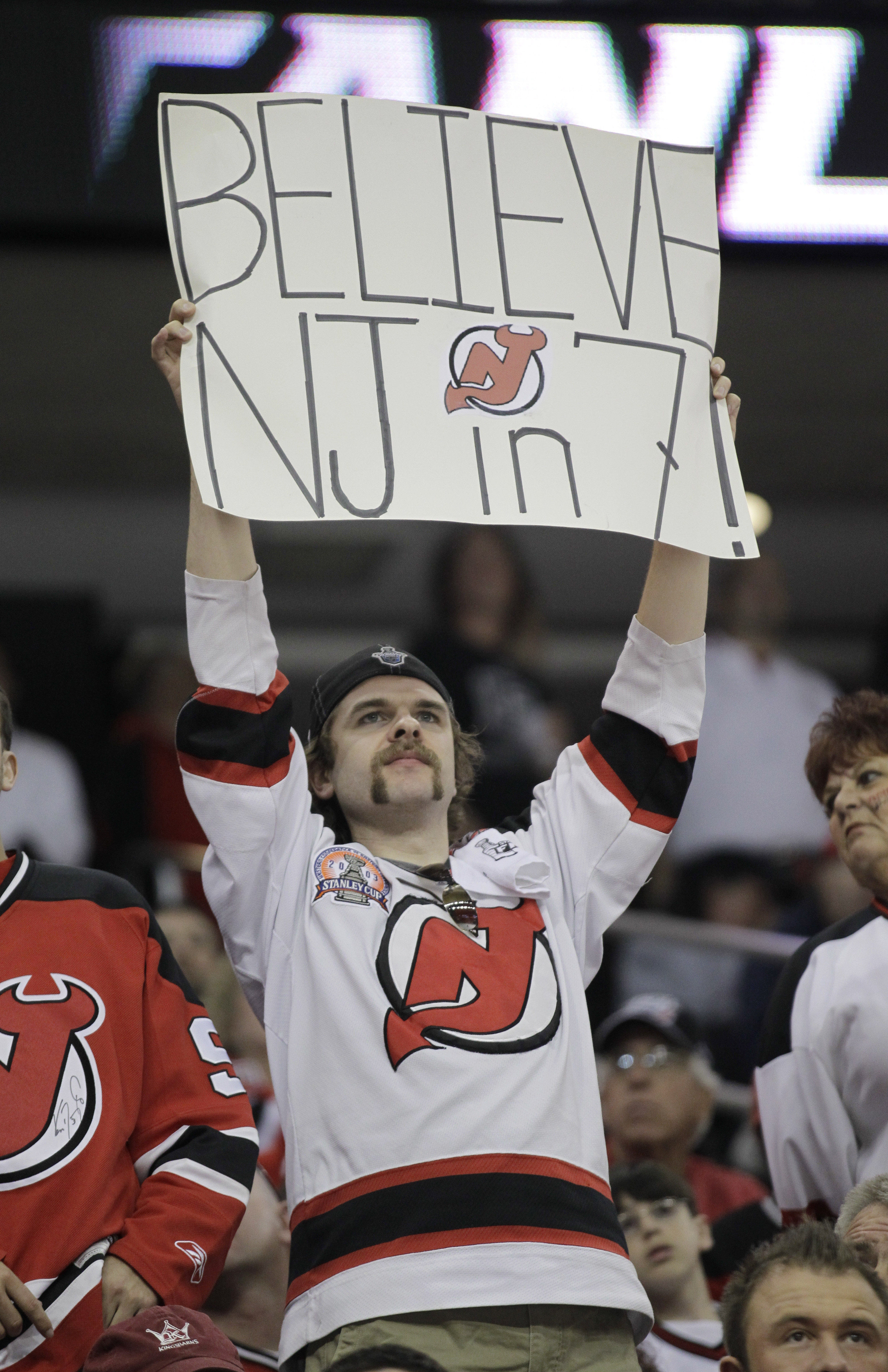 Ett New Jersey Devils fan tror att hans lag kan vända matchserien. Ett New Jersey Devils fan tror att hans lag kan vända matchserien.