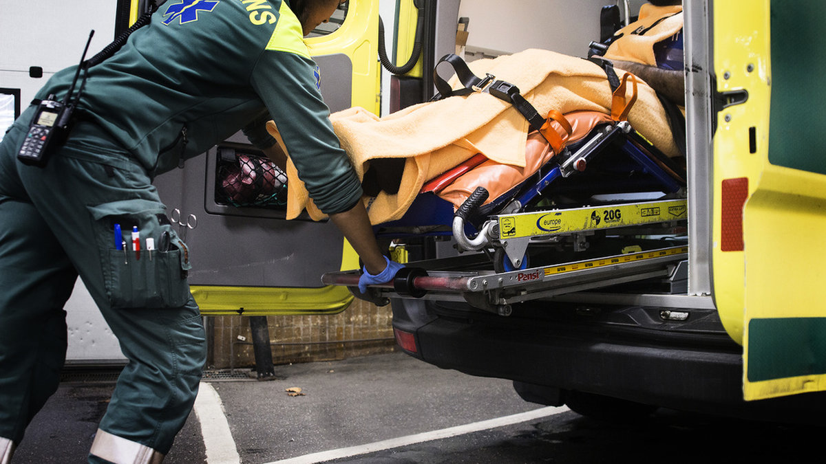 Region Uppsala har infört skottsäkra västar i ambulansen. Arkivbild.