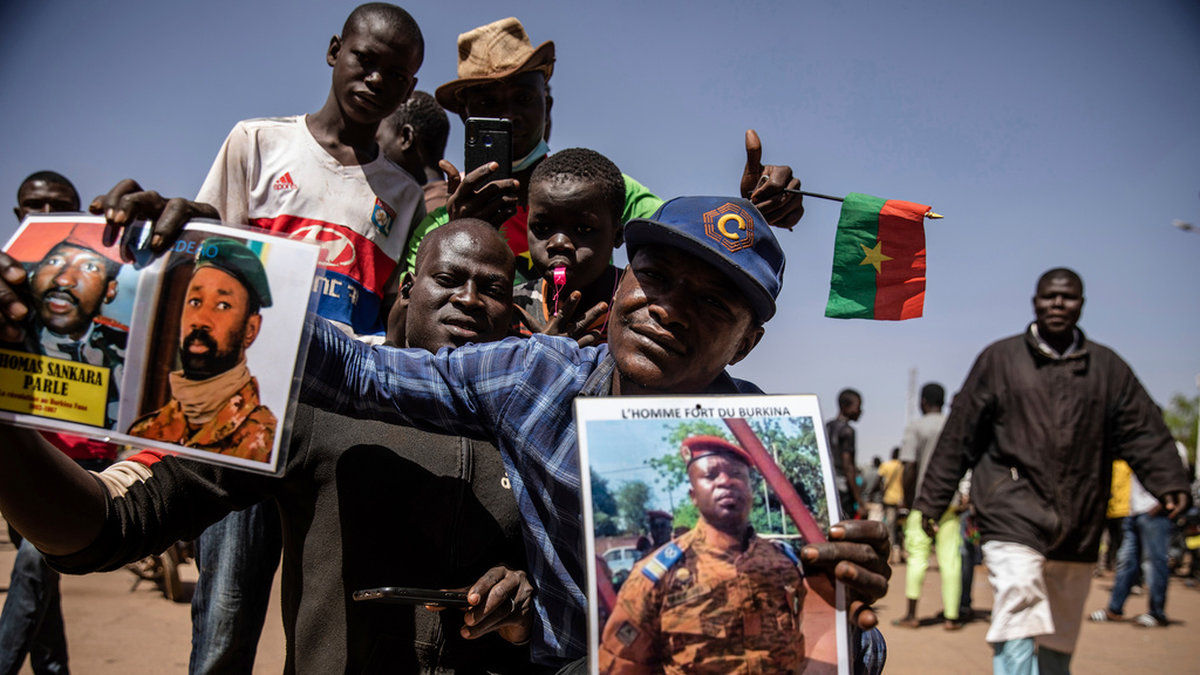 Invånare i Burkina Faso uttrycker stöd för militärkuppens ledare.