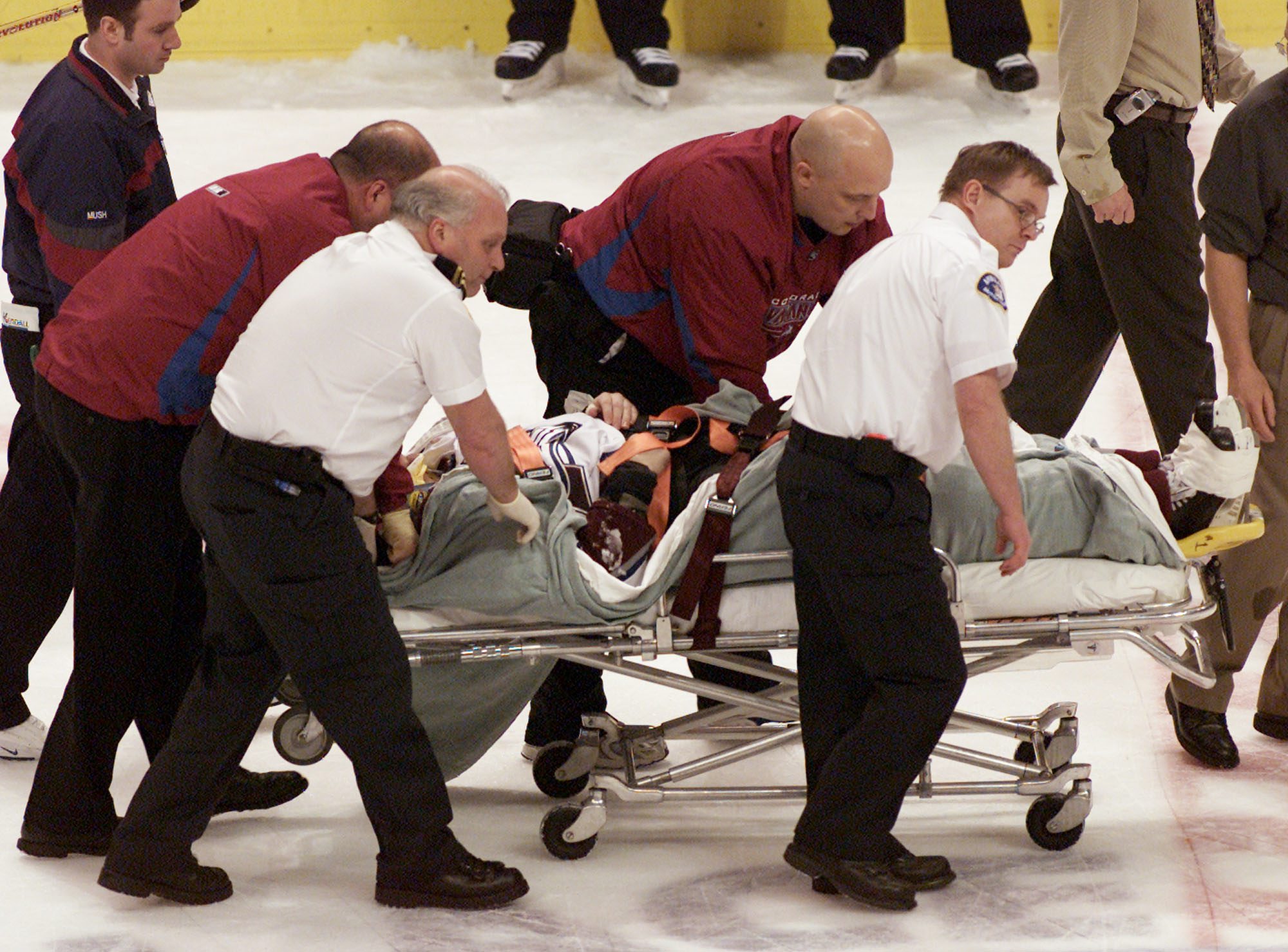 Tuffingen Todd Bertuzzi slog Moore i bakhuvudet - som bröt nacken i fallet. 
