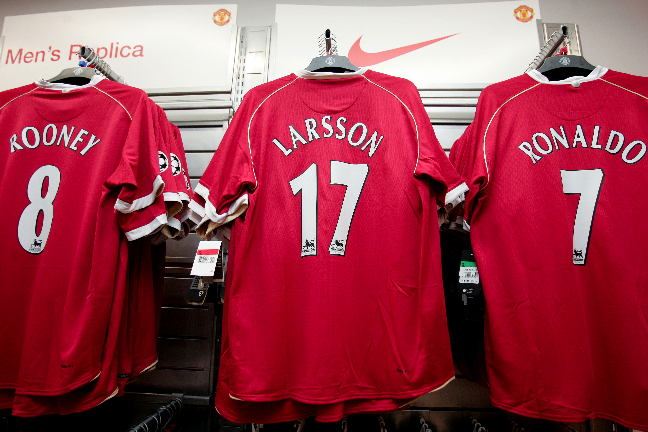 Henrik Larssons tröja hänger brevid två av världens bästa spelare. Larsson var 36 år gammal när han fick springa ut på plan tillsammans med Rooney och Ronaldo.