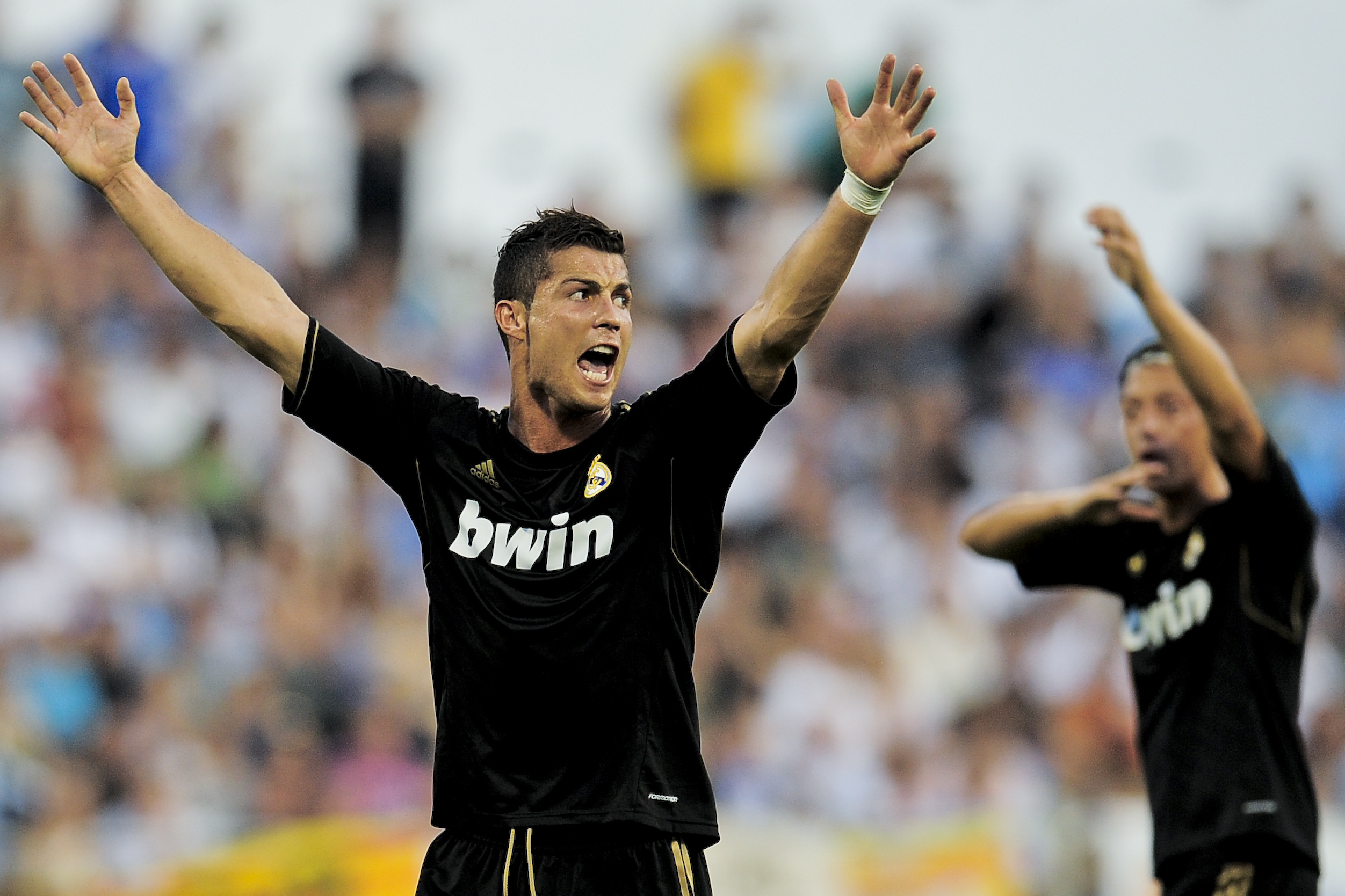 Ronaldo svarade för ett hat trick i premiären när Real Madrid krossade Zaragoza med 0-6.