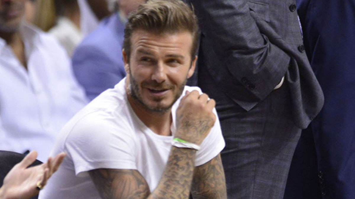 David Beckham kollar på basket. 