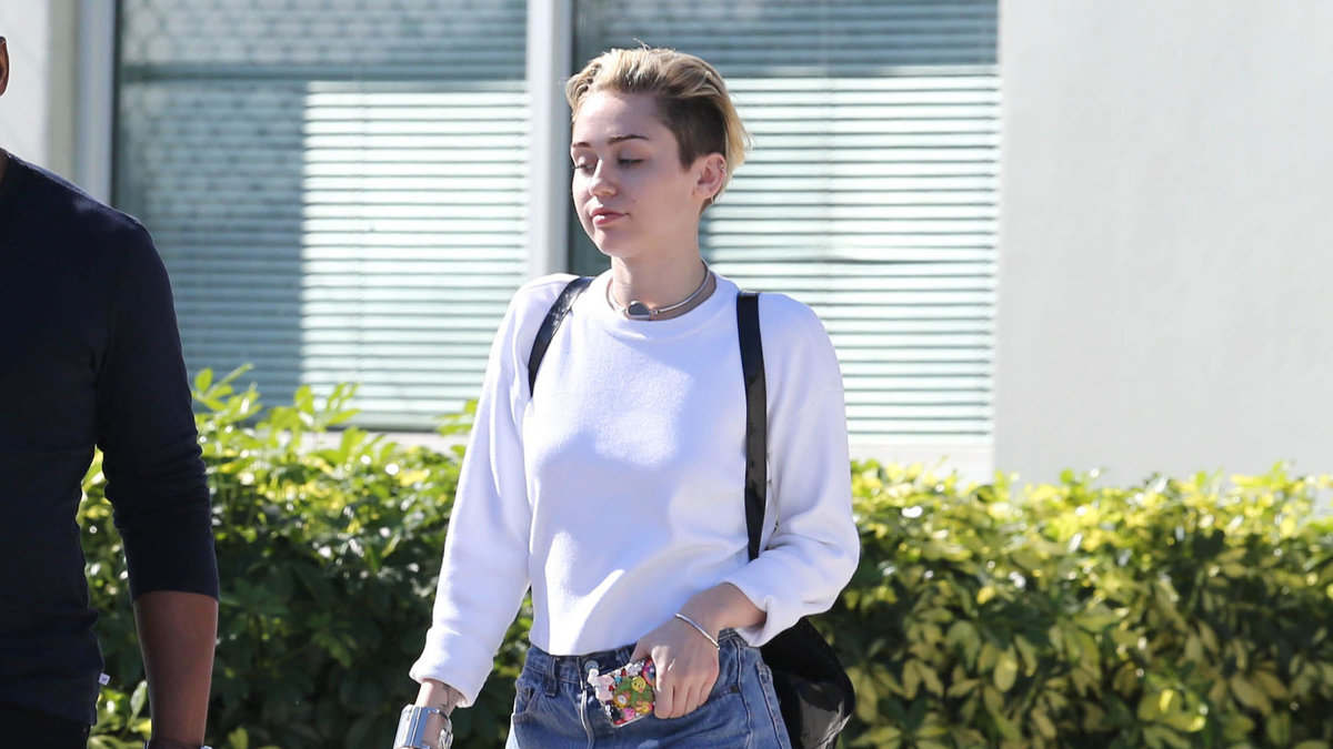 Miley hade en spelning på Bahamas vilket var det huvudsakliga syftet med resan. 
