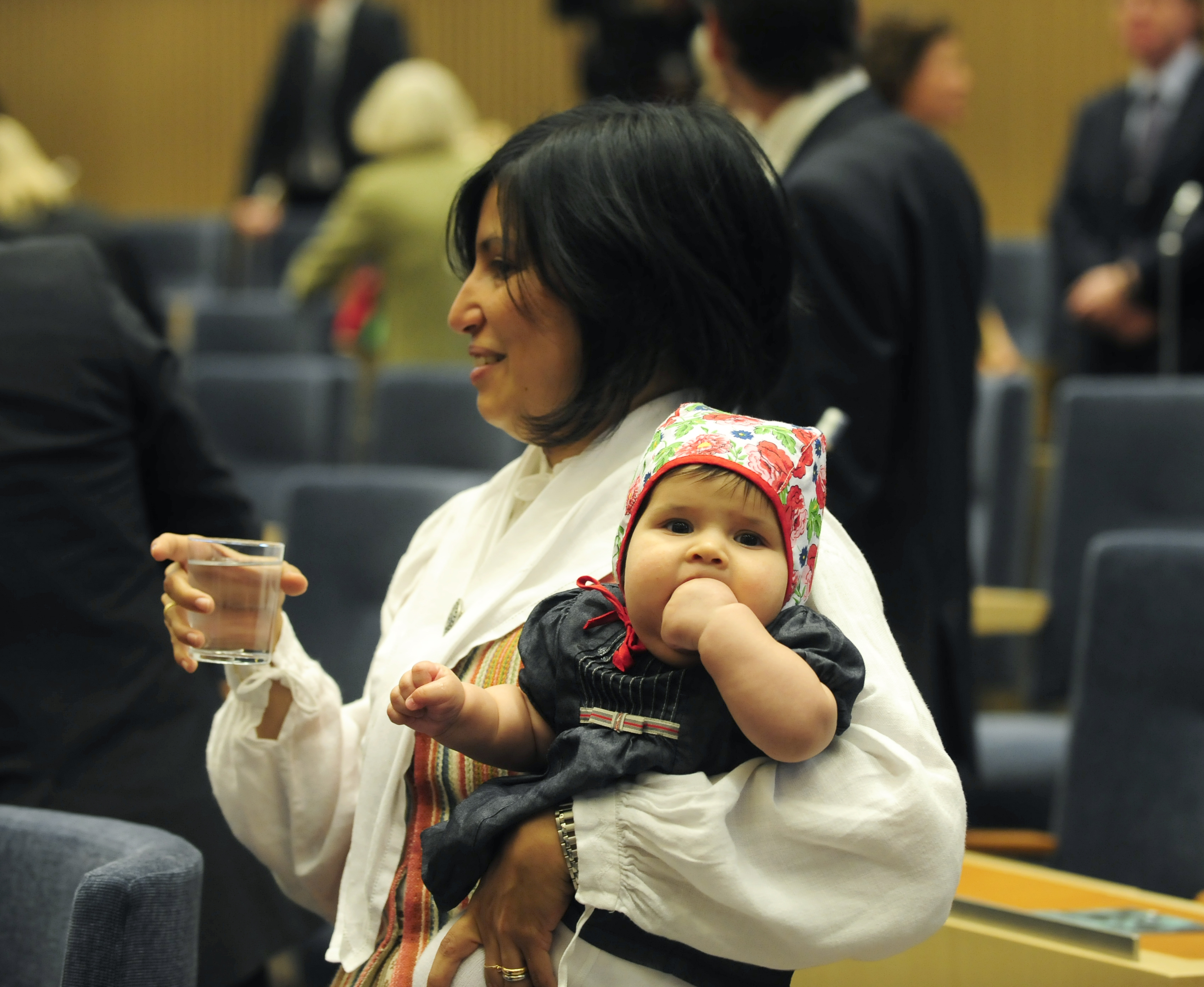 Rossana Dinamarca med dottern Vida då 3 1/2 månad gammal, på armen i riksdagens plenisal  i Stockholm inför Riksmötets öppnande 2008.