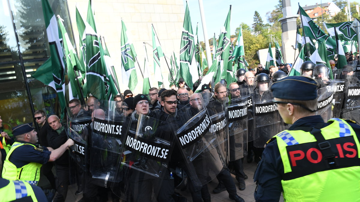 Nordiska motståndsrörelsen sammandrabbar med polis under demonstrationen i Göteborg.
